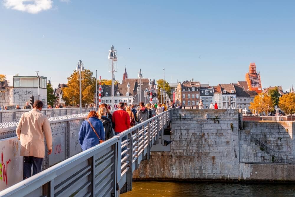 Sint Servaasbrug op hoogste stand vanwege stremming Julianakanaal