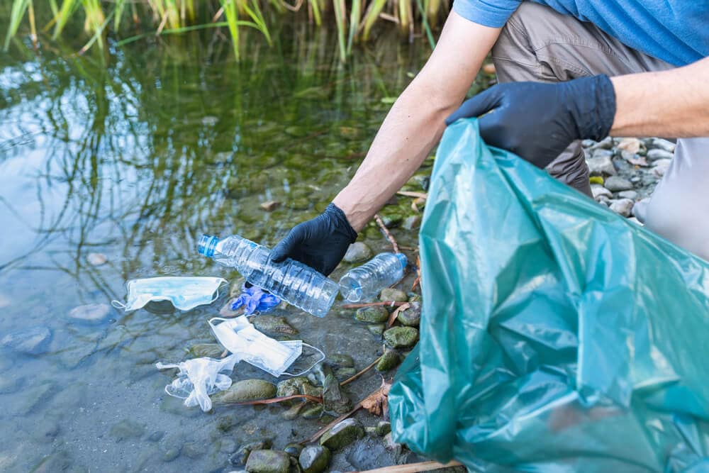 Vrijwilligers maken oevers Maas weer schoon