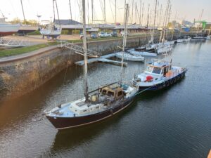 Verwaarloosde boot weggesleept