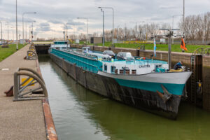 Boot ligt in Julianakanaal