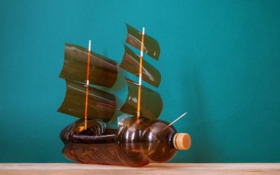Uit plastic afval geprinte sloep grote toeristische trekpleister
