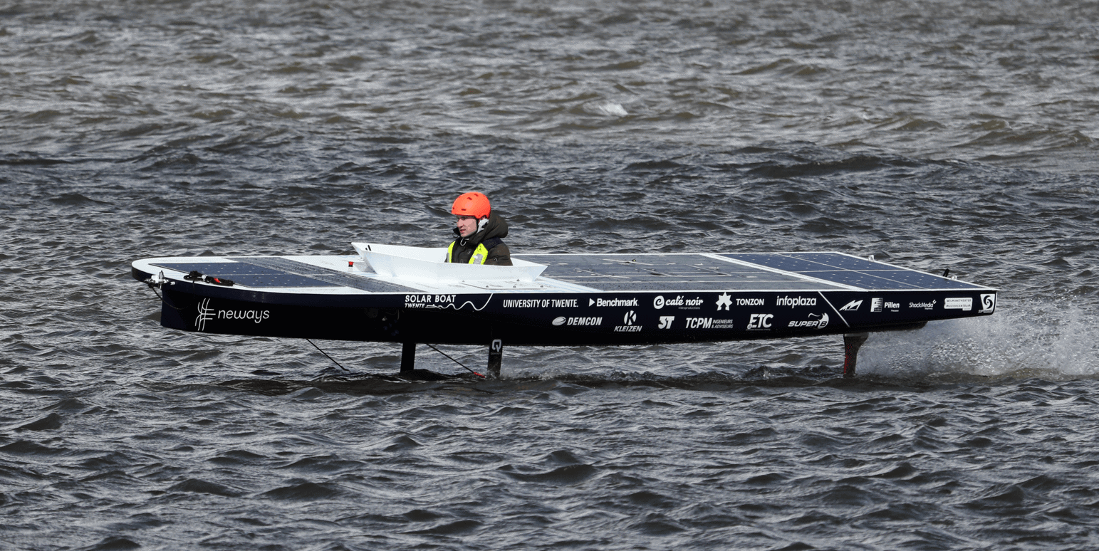 solar-boat-twente-trotseert-het-ruige-water-met-vliegende-zonneboot