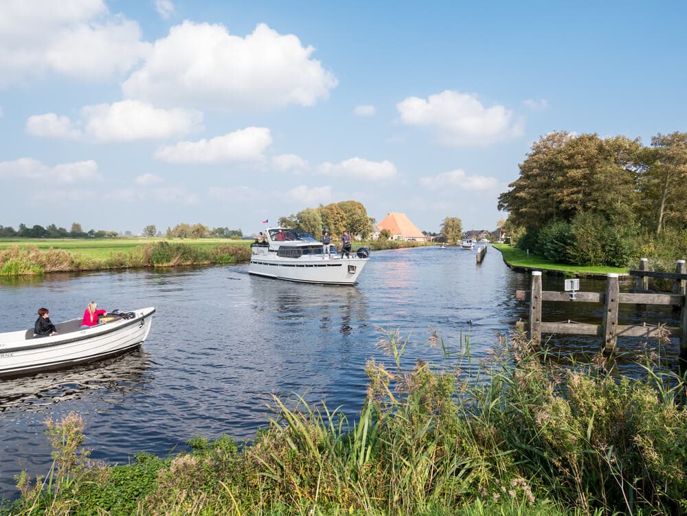 bewoners-akkrum-voeren-actie-tegen-te-snelle-pleziervaart