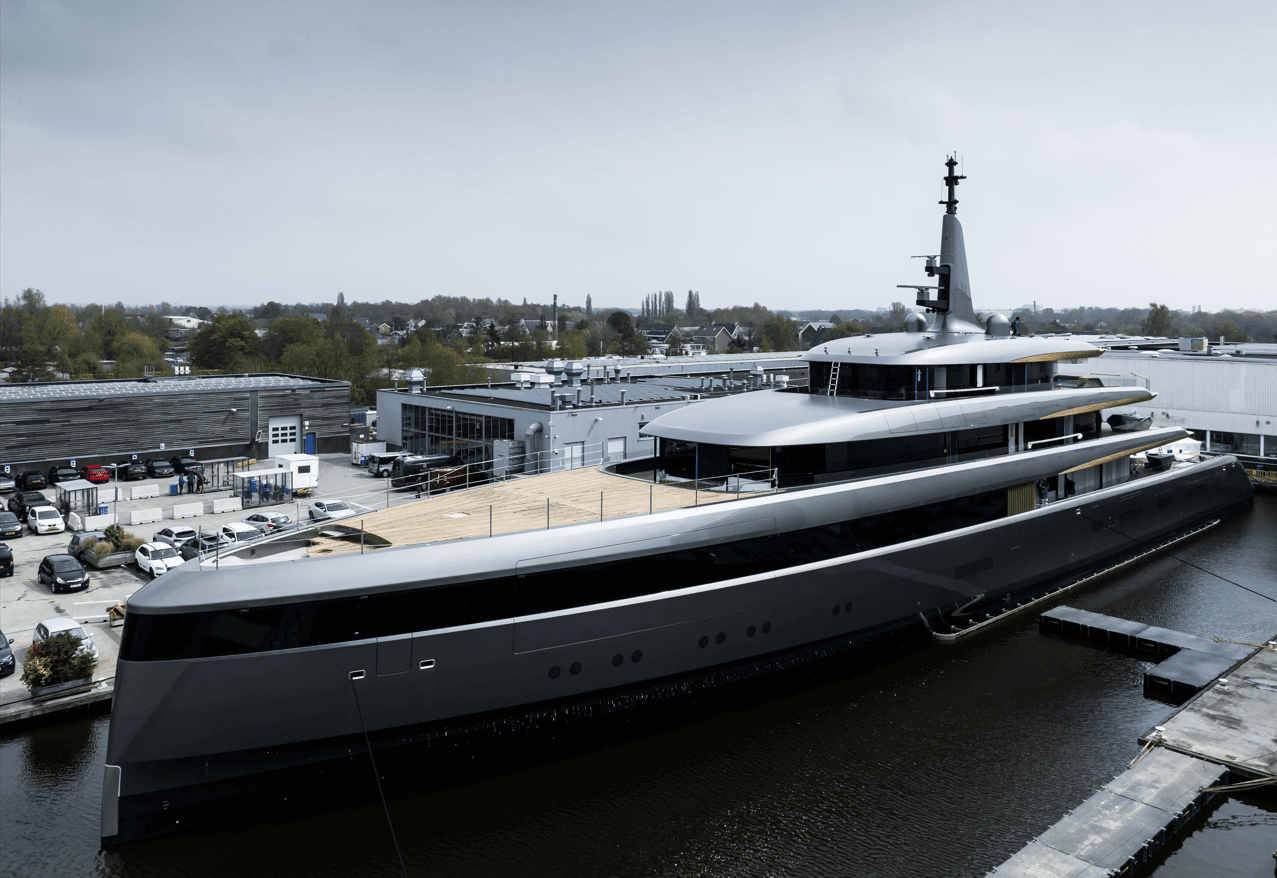 feadship-project-710-verlaat-de-bouwhal