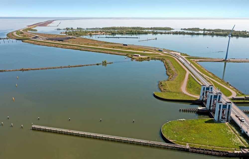 Bediening bruggen en sluizen Flevoland aangepast naar vaarseizoen