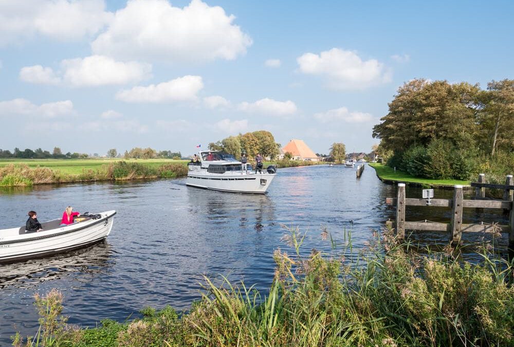 Bewoners Akkrum voeren actie tegen te snelle pleziervaart