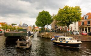 Sloep varen in Spaarne Haarlem