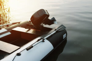 Motorboot aan meertje