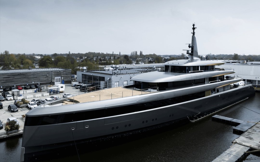 Feadship Project 710 verlaat de bouwhal