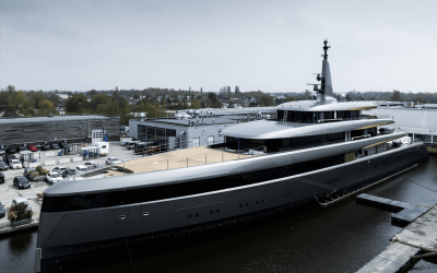 Feadship Project 710 verlaat de bouwhal