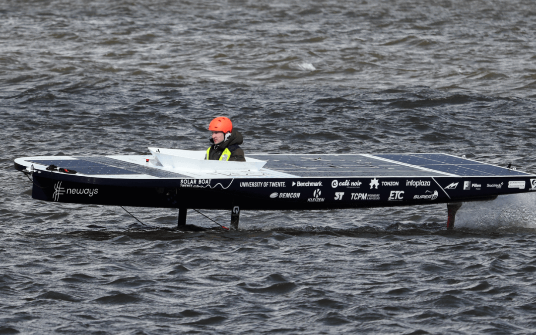 Solar Boat Twente trotseert het ruige water met vliegende zonneboot