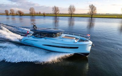 Van den Hoven laat Voyager 50 te water
