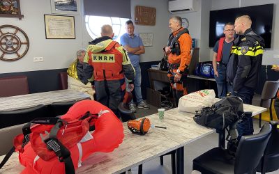 Zeiler na 14 uur gered van IJsselmeer