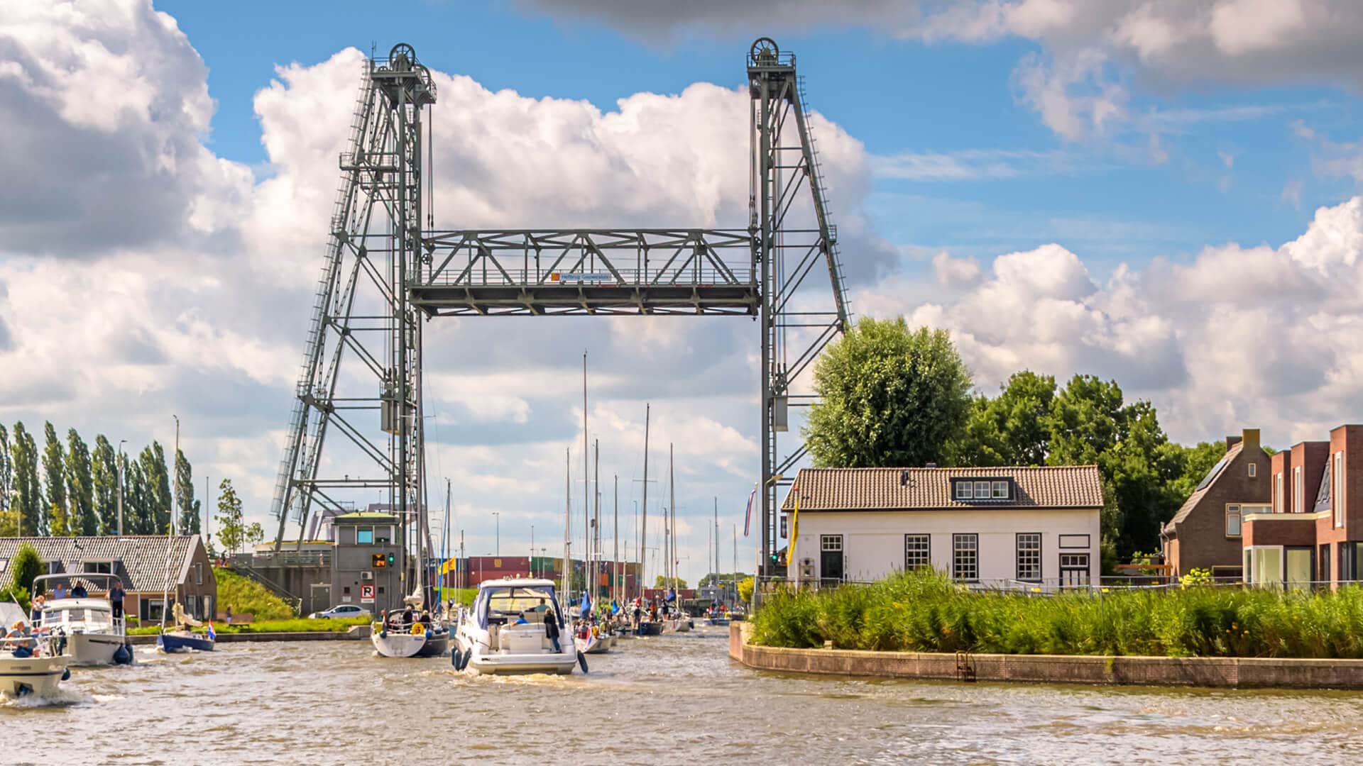 luxe-jacht-blokkeert-tijdelijk-gouwesluisbrug