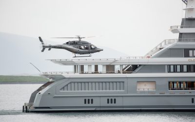 90 meter lang superjacht dobbert in Amsterdam