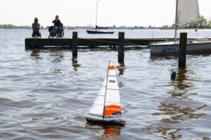 Radiografisch bestuurbare zeilboot