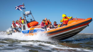 Reddingboot maakt eerste vaartocht met familie van schenker