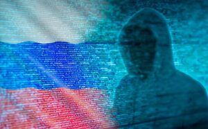 Silhouet hacker voor Russische vlag