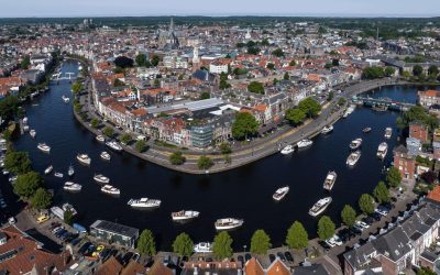 Klassieke Feadships voeren door Amsterdam en Haarlem
