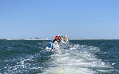 KNRM helpt zeiljacht met verloren tuigage