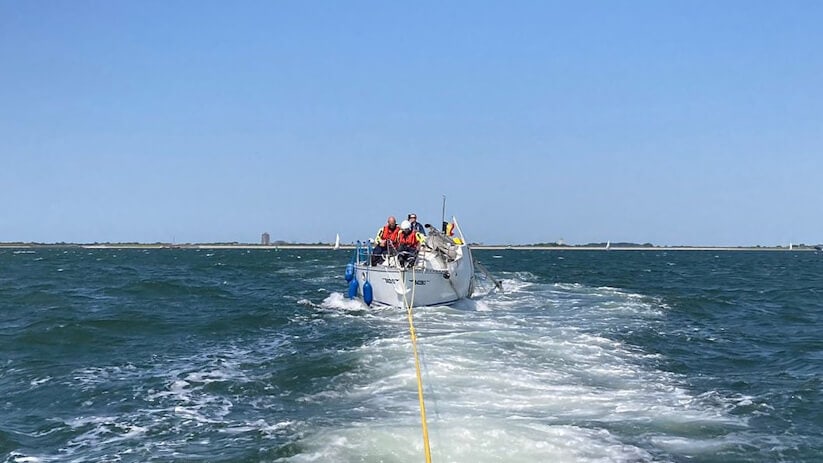 KNRM helpt zeiljacht met verloren tuigage