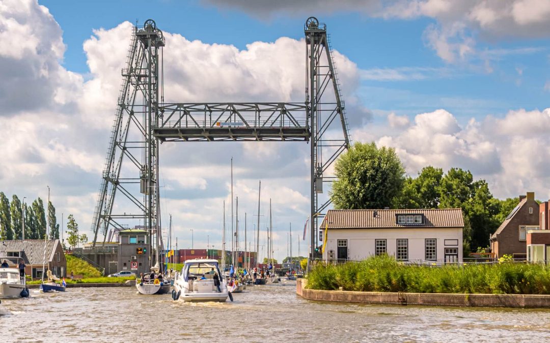 Luxe jacht blokkeert tijdelijk Gouwesluisbrug