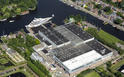 Superjacht Obsidian vaart door Alphense wateren