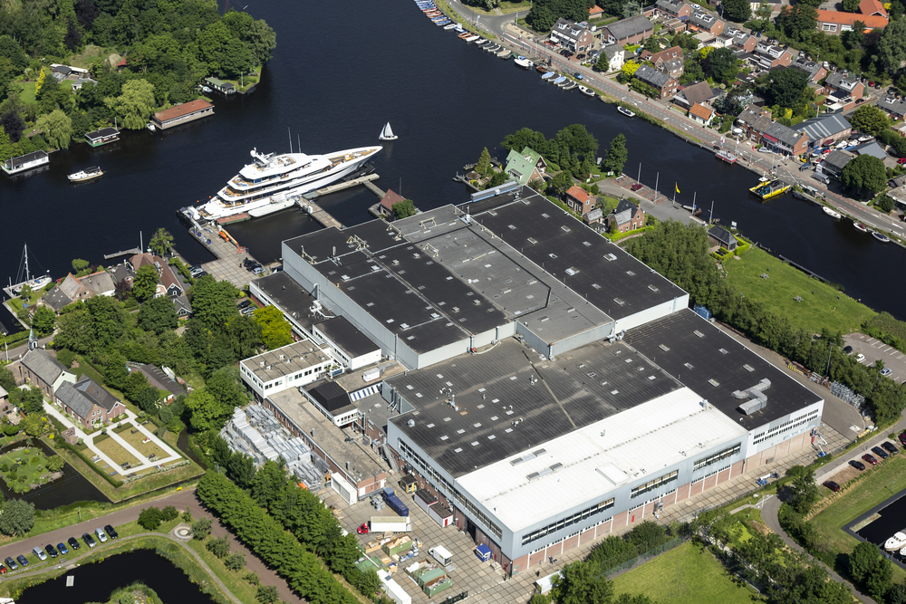 Superjacht Obsidian vaart door Alphense wateren