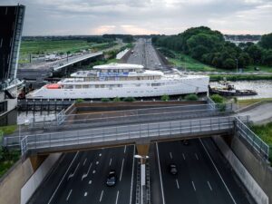 Project 825 vaart over kanaal boven snelweg