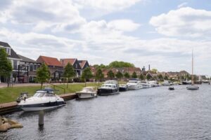 Boten langs het water in Harderwijk