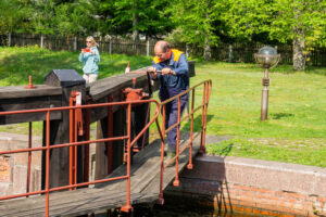 Monteur aan het werk op sluis