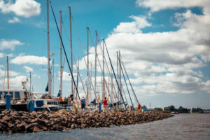 Zeilboten in haven