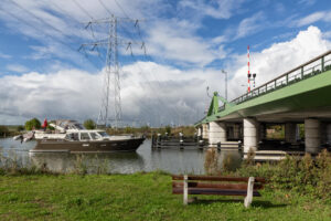 Boot ligt voor gesloten brug