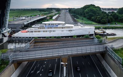 Feadship Project 825 op weg naar Kaag