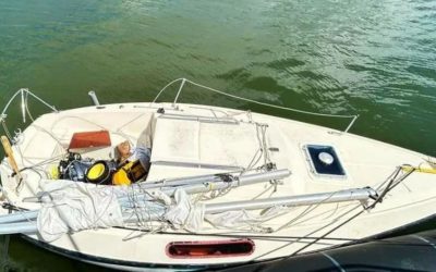 Jongens drijven 17 uur lang rond op kapotte zeilboot