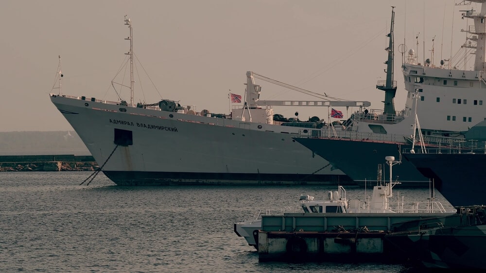 Nederlandse marine escorteert Russisch schip de Noordzee uit