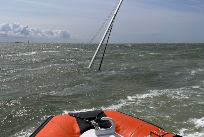 Zeiljacht zinkt in Westerscheldemonding