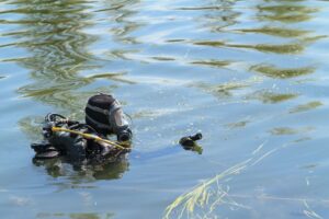 Man in duikpak in het water