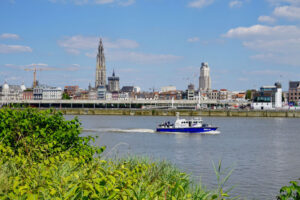 Boot vaart op de Schelde