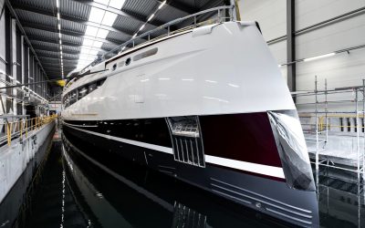 Modern gelijnde ‘Sparta’ van Heesen Yachts op transport