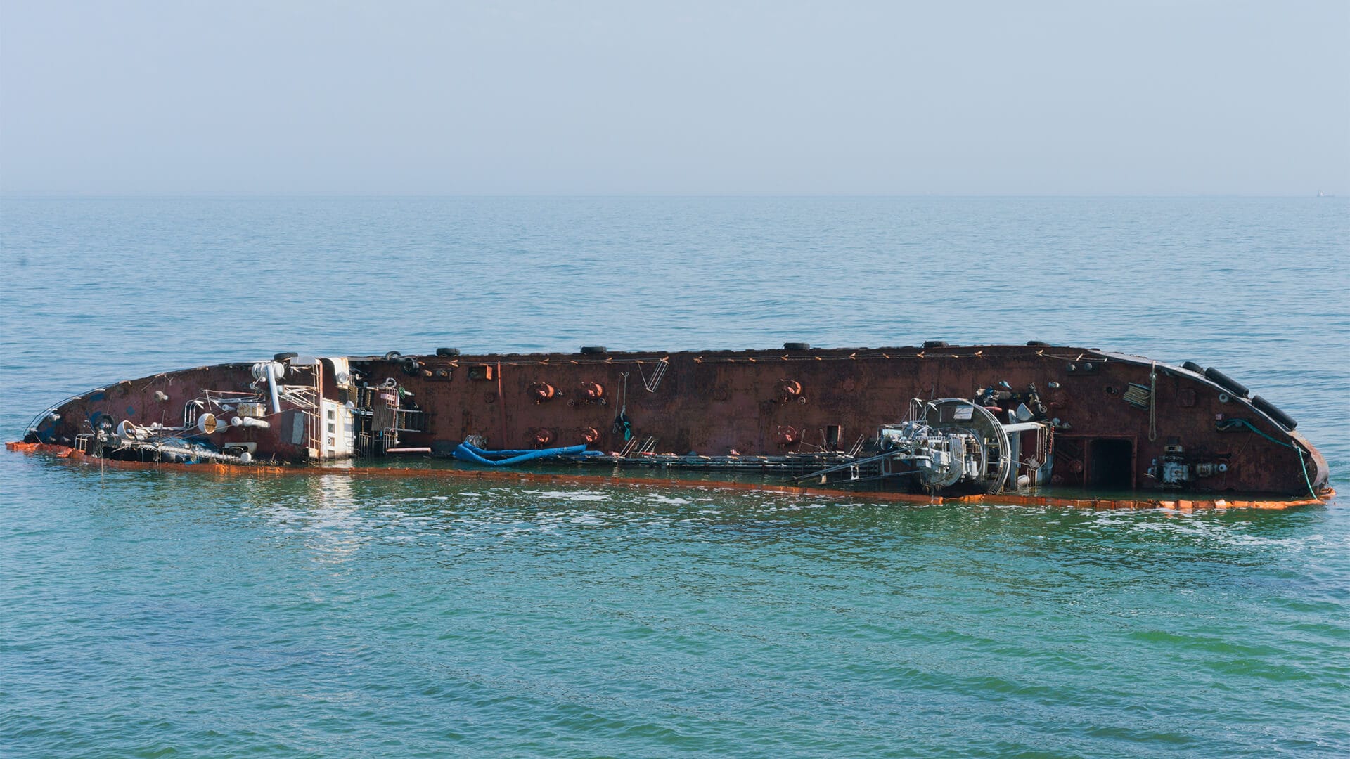 gezonken-vrachtschip-zorgt-voor-grote-ergenis