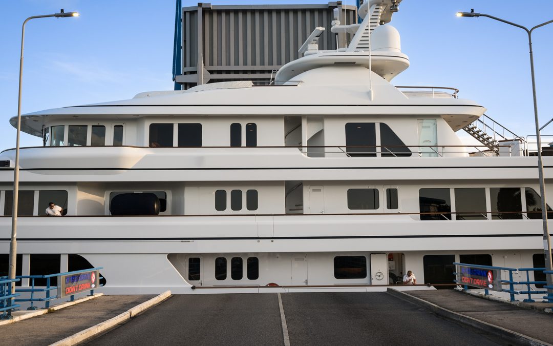 Superjacht door smalle Oude Rijn gesleept
