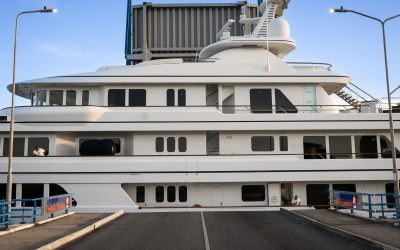 Superjacht door smalle Oude Rijn gesleept