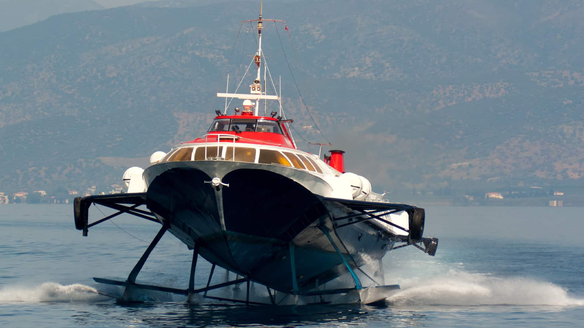 watertaxi-rotterdam-test-hydrofoil-van-candela-op-de-nieuwe-maas