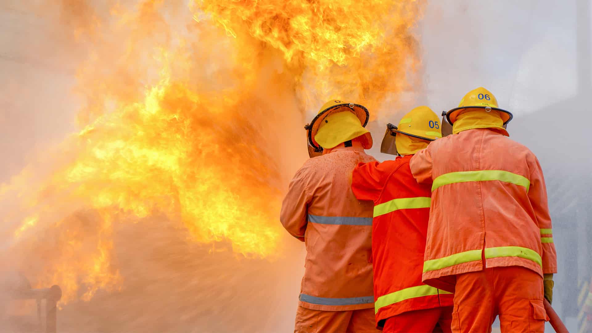 brand-verwoest-woonboot-aan-de-weerd-in-roermond