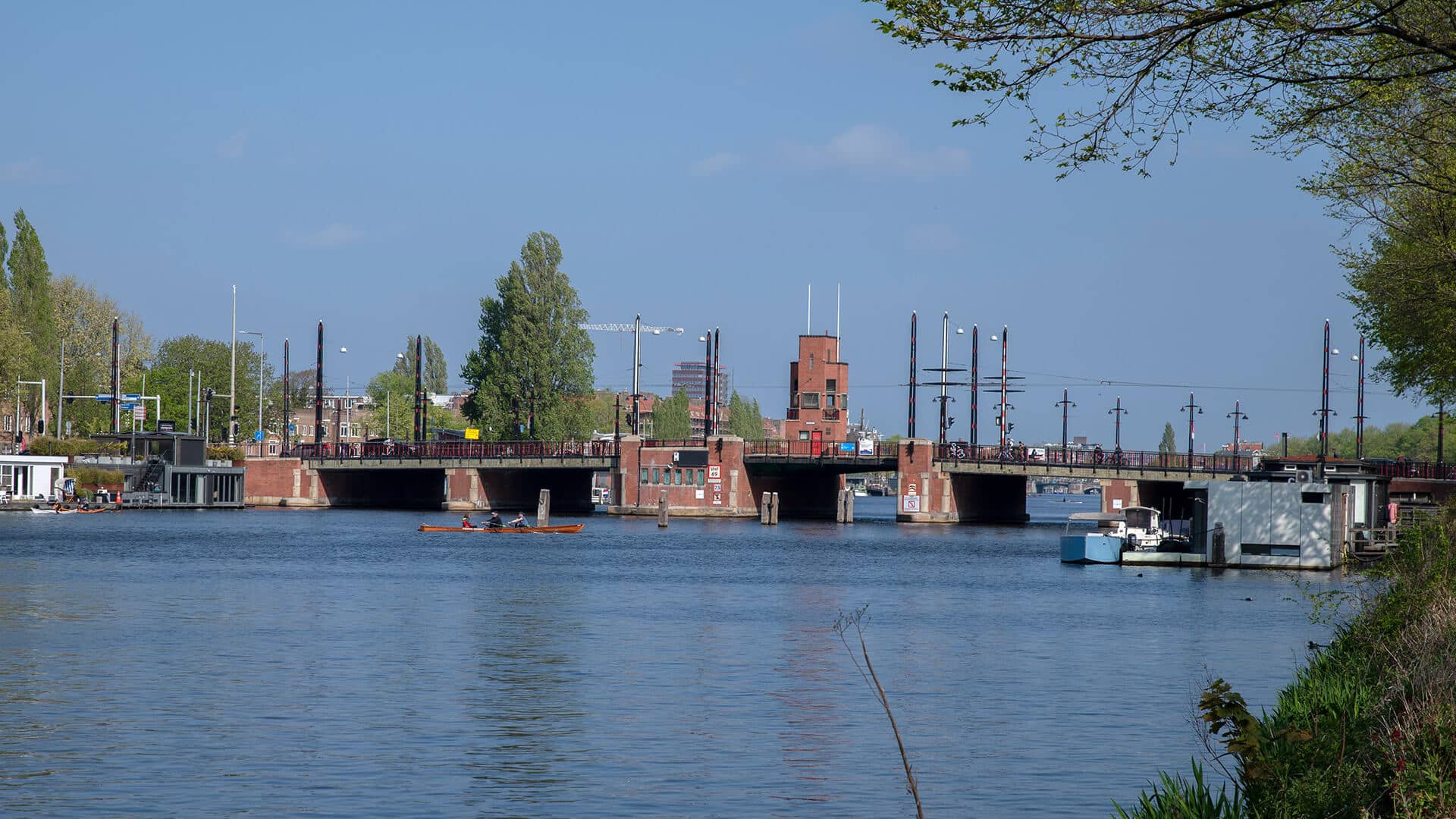 herstel-bruggen-en-kades-in-gemeente-amsterdam-in-volle-gang