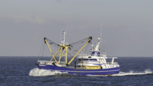 Vissersboot gestrand voor de kust van Zandvoort