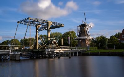 Zeilcharterschip Averechts vaart brug Garnwerd aan