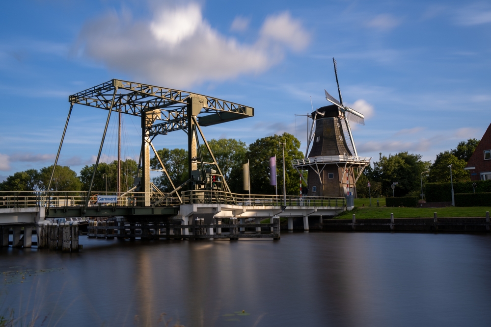 zeilcharterschip-averechts-vaart-brug-garnwerd-aan