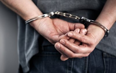 Man met groot motorjacht steelt 2 kajuitzeilboten, aanhouding met geweld